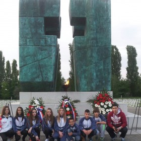 Predstavnici karate klubova Sokol i Jadran položili vijence na memorijalnom groblju u Vukovaru